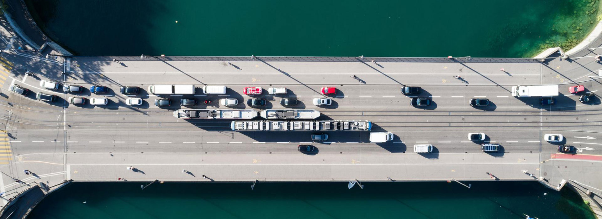 Bild aus der Vogelperspektive: Eine Brücke in der Stadt Zürich mit Autos drauf symbolisiert die Transformation des Transaction Bankings mit Daten.